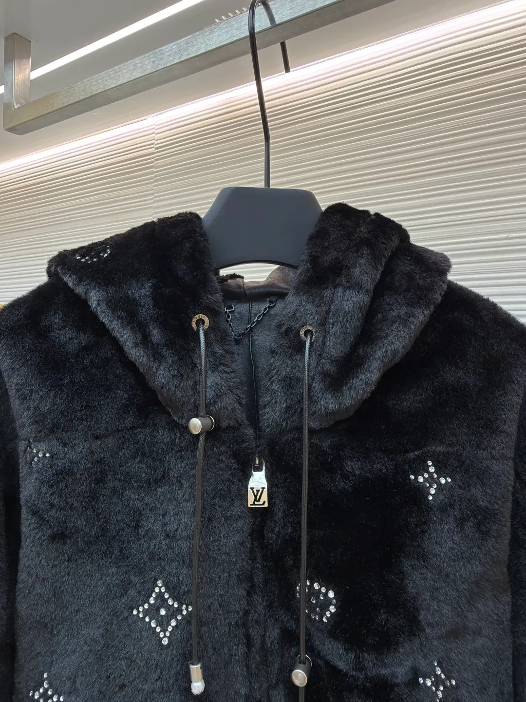 LOUIS VUITTON Rhinestone fur zipper hooded jacket ●Original version: Purchased and developed by 99989 ●Item number: 1680829-D15 ●Fabric: Rabbit fur blended fabric ●Technology: Infrared positioning production ●Version: Fitted version ●Weight: about 2070 grams ●Size: 46-48-50-52 ●Description: Customized high-quality faux fur mink fabric for the face, using a new type of fabric made of rabbit fur blended synthetic fiber. It has rich plush, smooth color, smooth and soft feel and excellent warmth retention. The rhinestones are decorated using rhinestone hot-drilling technology. They are made according to the original pattern. The material is customized according to the shape and size of the plate. It is made by infrared positioning and manual hot pressing. The inner lining is made of custom-made French Bazaar black Guli grain leather, with unparalleled texture and luster, natural texture, and comfortable skin fit. Use professional grinding tools to carefully treat the leather surface, and then use special agents to polish the leather to improve the overall beauty of the leather. The whole embroidery is made with positioning technology. The needle-stitching technique is mainly used to fill in the slender and curved lines of the embroidery shape, which can show the details and layering of the pattern. The silver-plated zipper placket and hat rope pearl pendant are all made of pure copper-plated molding without cutting corners. The pockets on both sides of the front form kangaroo pockets. It has a loose silhouette and a full set of customized three-label accessories. The upper body is stylish and has good texture, which distinguishes it from the wrong versions on the market. The overall wiring is straight and delicate, the fabric is comfortable and soft, and the color is consistent without color difference. It can be matched with the same style to create a fashionable look and control various occasions. Customized accessories, complete with three standards, same style for men and women!